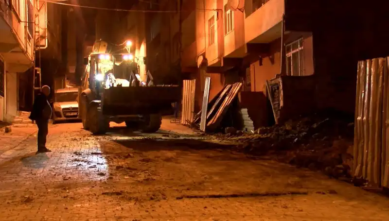 Bağcılar'da Yana Eğilen Bina Tahliye Edildi: Uzak Durun!