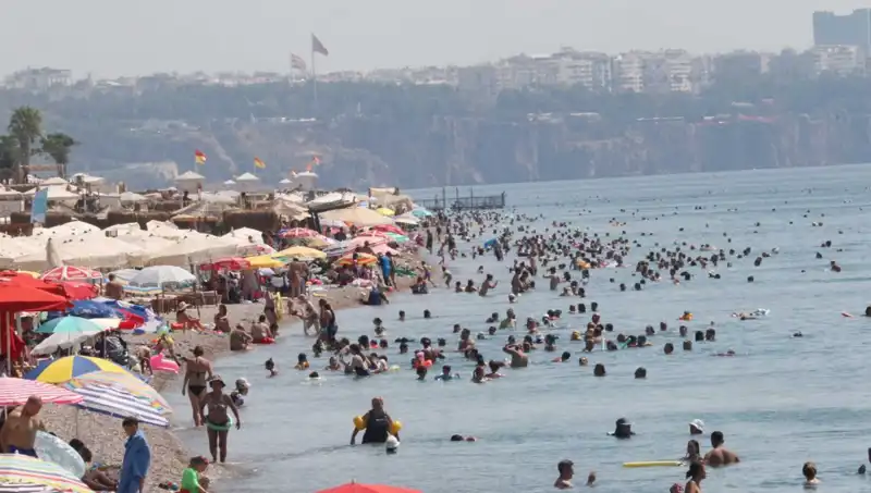 Antalya'da Deniz Sıcaklığı Rekor Seviyeye Ulaştı: Tatilciler Ne Düşünüyor?
