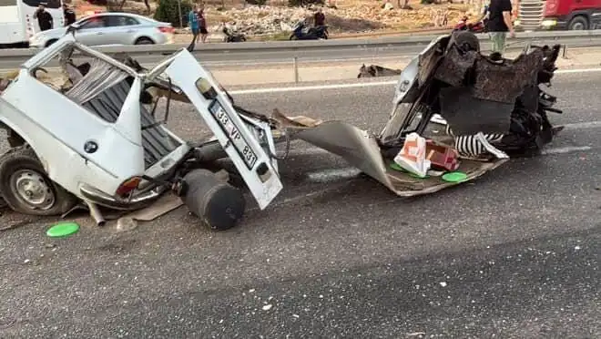 Kınık’ta Feci Kaza: Bariyere Çarpan Araçta Bir Ölü, Bir Yaralı