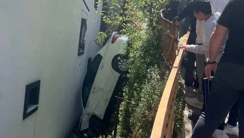 Kağıthane'de Dehşet Verici Kaza: Araç Metrelerce Sürüklendi!