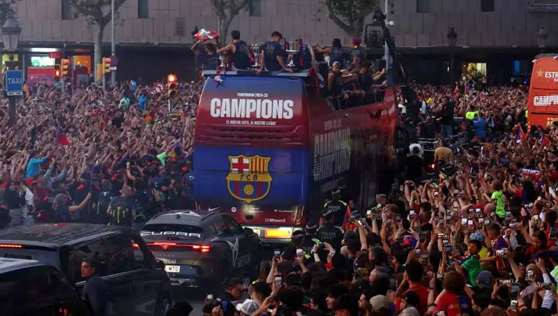 Barcelona Futbolcuları İle Taraftarlar Buluştu: Unutulmaz Anlar Yaşandı
