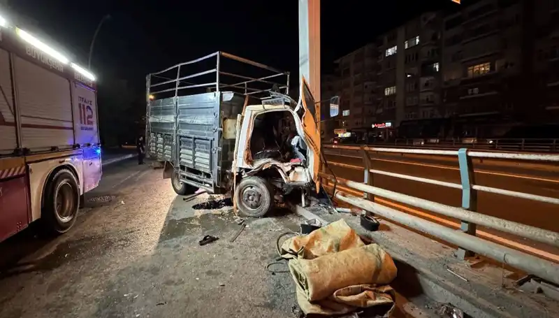 Kamyonetin Tabelaya Çarpması Sonucu Sürücü Yaralandı: Kaza Anı Kamerada
