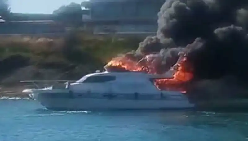 Çeşme’de Marinada Motoryat Yangını: Alevler İçinde Kalan Gemi ve Panik Anları
