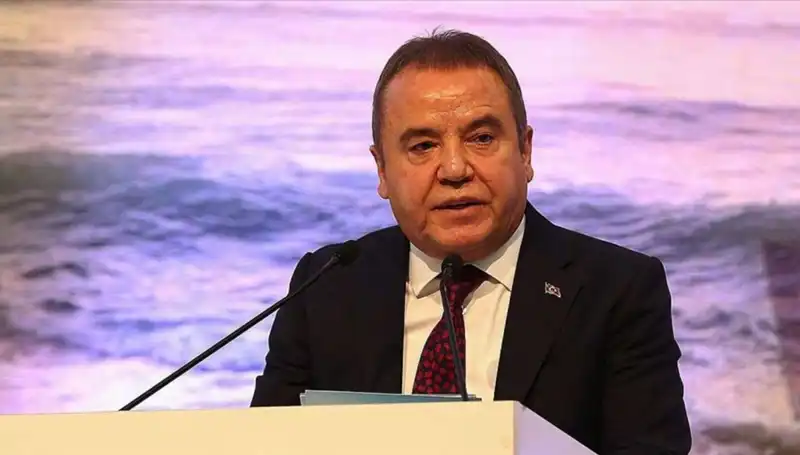 Antalya'nın Yüz Akı: Muhittin Böcek'in Siyasi Kariyeri ve Hayatı