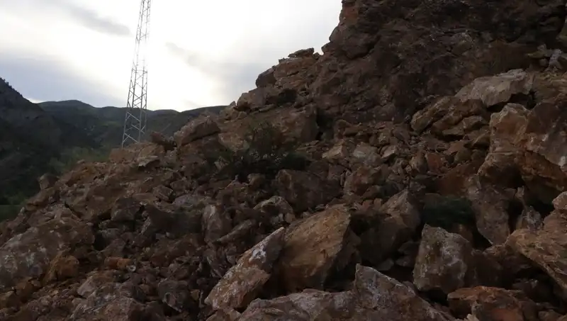 Erzurum'da Heyelan: Dev Kayalar Yolu Kapattı, Ulaşım Kesildi!
