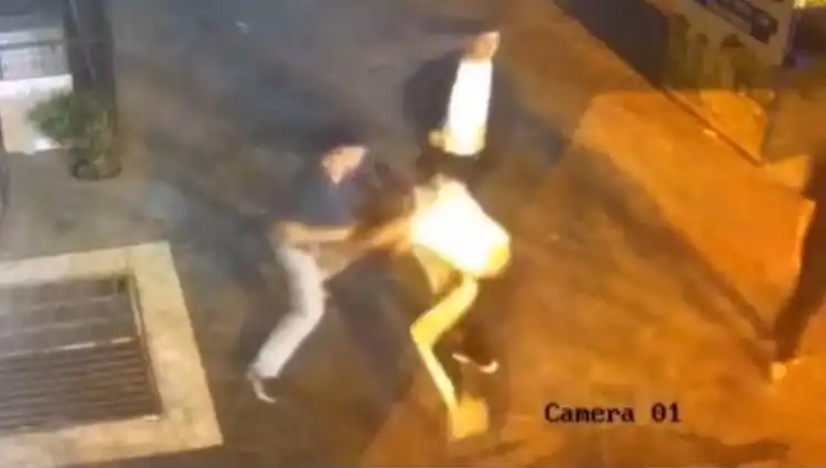 İstanbul Sokaklarında Tekmeli Yumruklu Kavga: Neler Oldu?