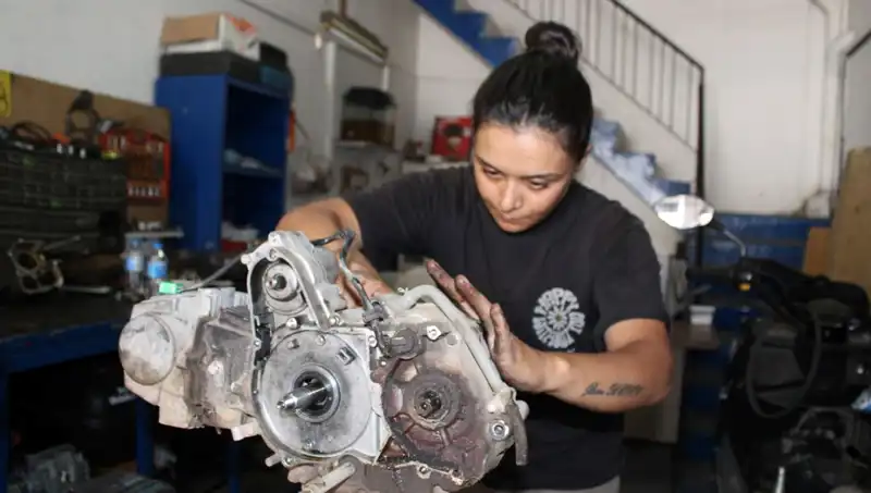 33 Yaşındaki Hayriye, Eşinin Mesleğini Devr aldı: Motor Ustası Olmanın Hikayesi