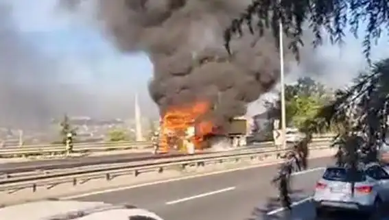 D-100 Karayolunda TIR Yangını İle Trafik Tek Yönlü Olarak Kilitlendi