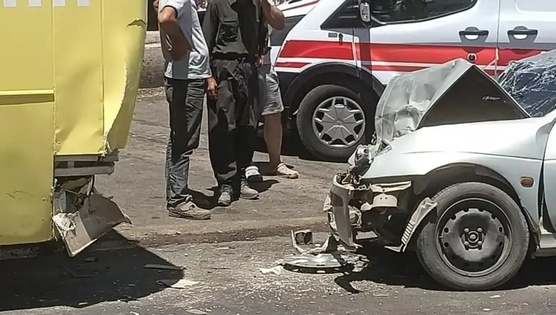 Halk Otobüsü ile Otomobil Çarpıştı: Kaza Anı Dehşet Verdi