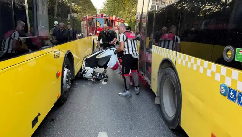 Motosiklet İETT Otobüslerinin Arasına Sıkıştı: Korku Dolu Anlar