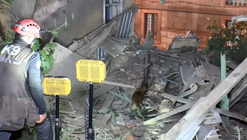 İstanbul'daki Deprem Sonrası Çöken Bina: Ne Olmuştu?