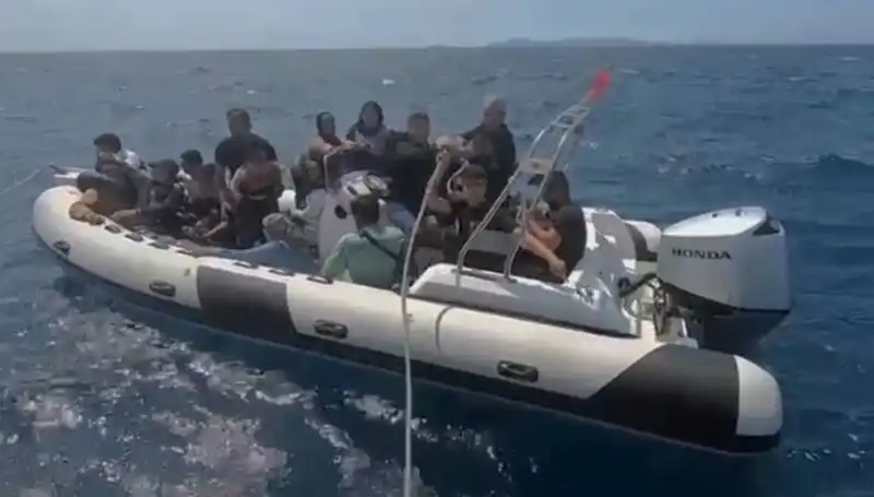 15 Düzensiz Göçmen, Ege Denizi'nde Kurtarıldı: Hayatla İkinci Şans
