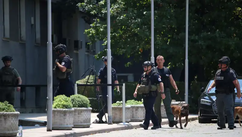 Kosova Meclisi'nde Şok Bomba İhbarı: Güvenlik Alarm Durumuna Geçti