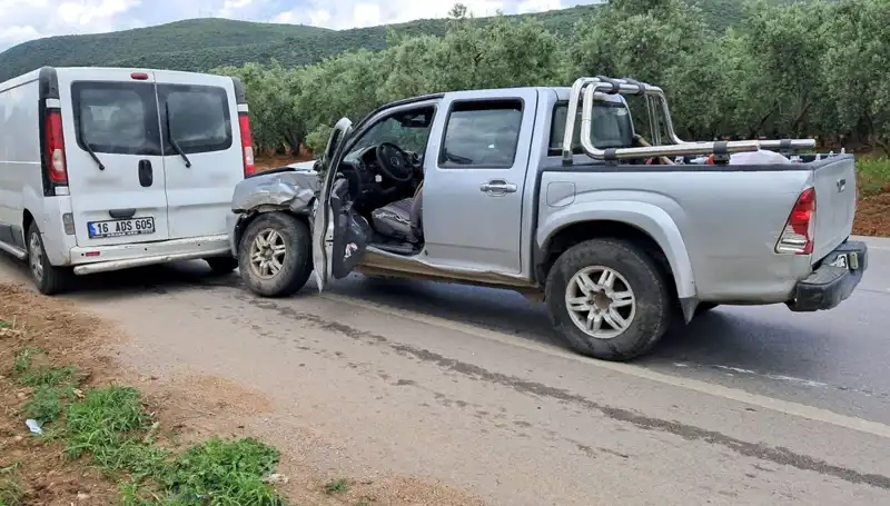 Bursa'da Minibüs ve Kamyonet Çarpışması: 2 Kişi Yaralandı