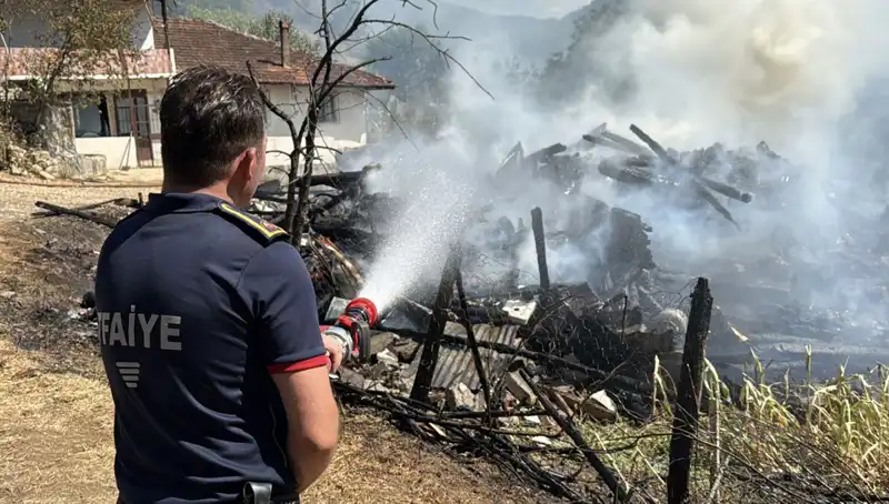 Evde Çıkan Yangın, Orman Yangınına Neden Oldu: Ekipler Müdahale Ediyor