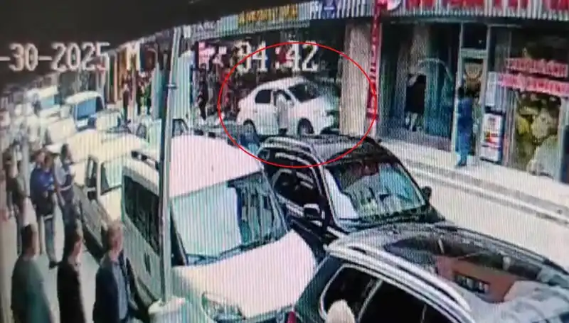Alkollü Sürücü Mağazaya Girdi, Çocuklar Sadece Şansa Kurtuldu!