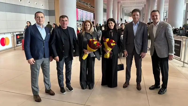 Hagi ve Popescu, İstanbul’da Futbolseverlerle Buluştu!