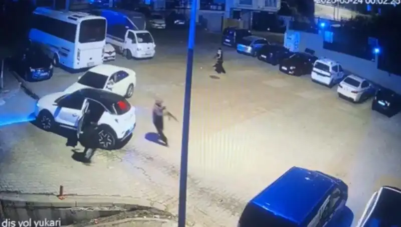Kağıthane'de Maskeli Saldırganlar Kalashnikov ile Dehşet Saçtı