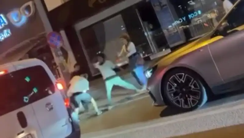 Kınık Cadde'si Boks Ringine Döndü: Yumruklar Havada Uçuştu!
