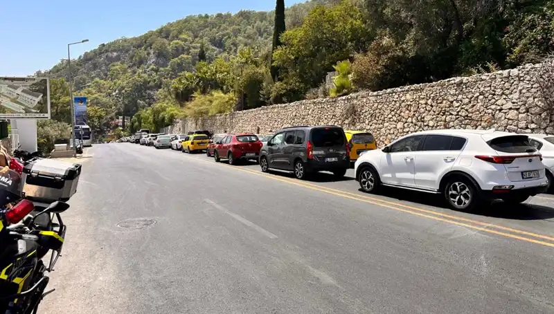 Fethiye-Ölüdeniz Yolunda Tatilci Yoğunluğu: Üç Kilometrelik Kuyruk Alarm Veriyor!