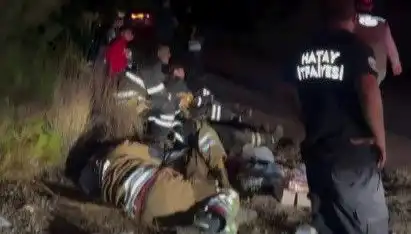 Hatay'da İtfaiye Ekipleri Yorgunluk Molası Verdi: Yangınla Mücadele Mücadelesi