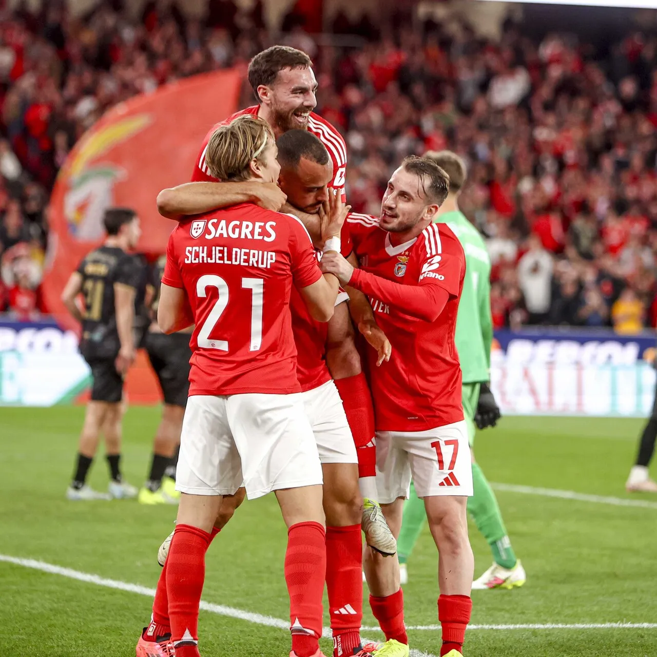 Benfica Fırtınası: 3 Gollü Galibiyetle Zirveye Yerleşti