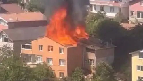İstanbul'da Yangın Paniği: Dört Kişi Mahsur Kaldı, Son Durum Ne?