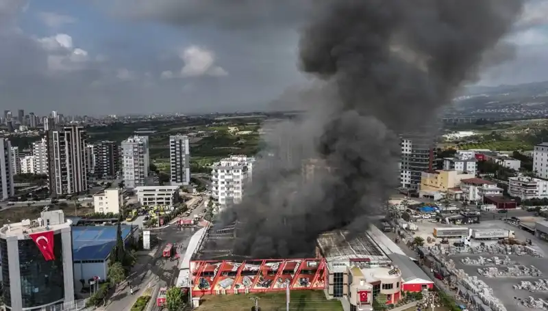 Mersin'de Fabrika Yangını: Alevlere TOMA ile Müdahale Başlatıldı