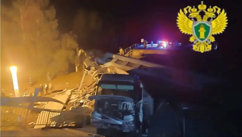 Rusya’da Üzücü Tragedi: İki Köprü Çökmüş, Trenler Raydan Çıkmış!