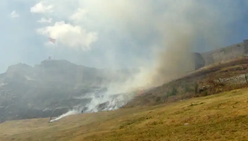 Kars Kalesi'nin Eteklerinde Korkutan Anız Yangını: Doğayı Tehdit Eden İhmal