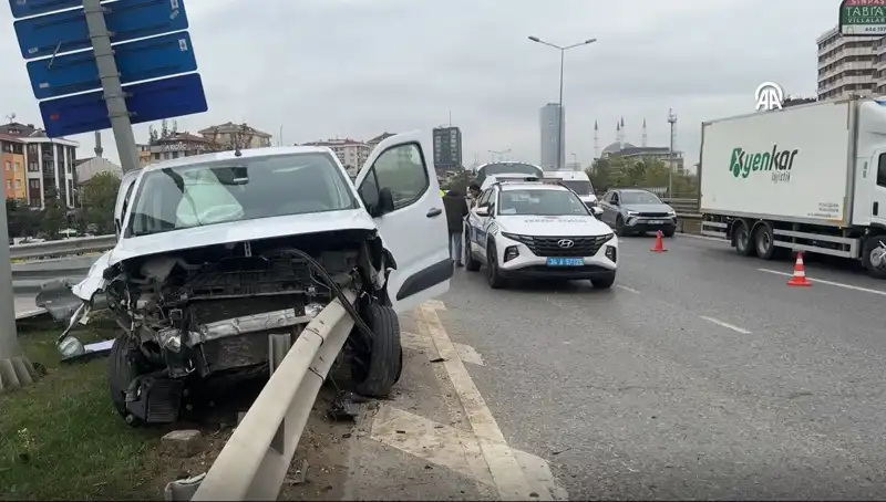 Otoyolda Meydana Gelen Feci Kaza: Bariyere Ok Gibi Saplanan Araç Şok Yarattı