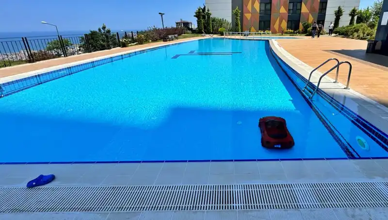 Samsun'da 4 Yaşındaki Çocuk Akülü Arabasıyla Havuzda Hayatıyla İmtihan Etti