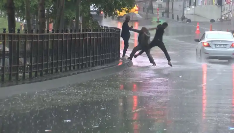 İstanbul ve İzmir İçin Meteorolojiden Turuncu Kodlu Alarm: Önlemlerinizi Alın!
