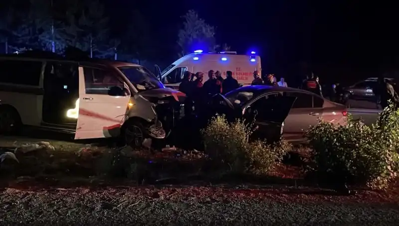 Kınar'da Ters Yön Faciası: Kafa Kafaya Çarpışma Can Aldı