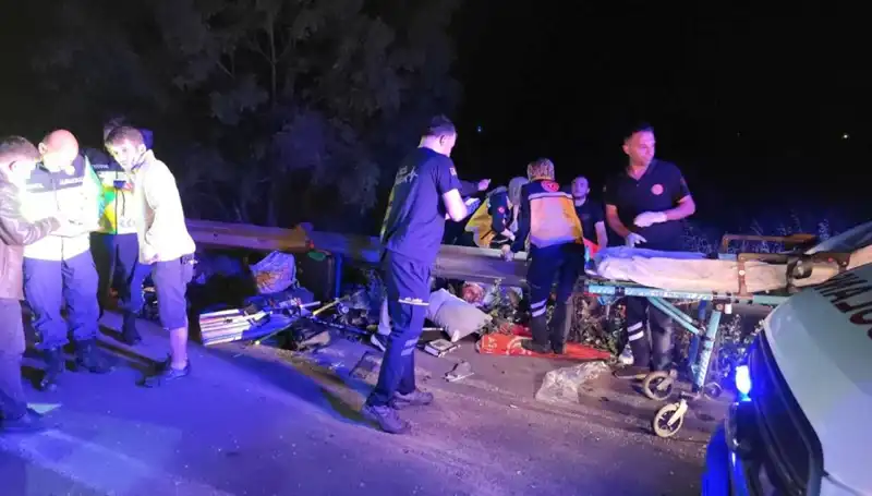 Kaza Anında Minibüsten Savrulan Yolcular Hayatta Kalma Mücadelesi Verdi