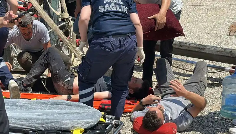 Bayrak Asma İşlemi Facianın Eşiğinden Döndü: 2 İşçi Yaralı