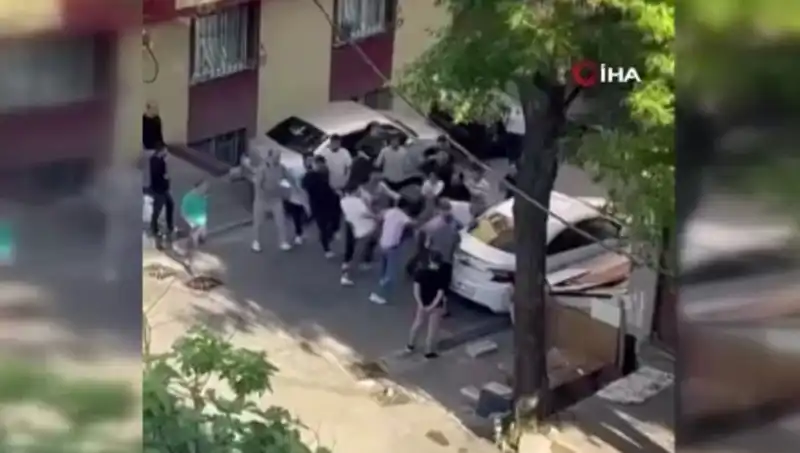 Kapıları Zorlayan Madde Bağımlısına Mahalle Sakinlerinden Sert Müdahale!